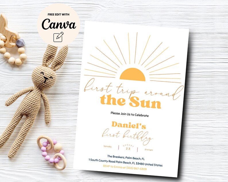 Op de afbeelding: Een witte uitnodiging met een gele zonafbeelding en de tekst "eerste reis rond de zon" en "Daniel's eerste verjaardag". De uitnodiging bevat de datum, tijd en locatie van het evenement.