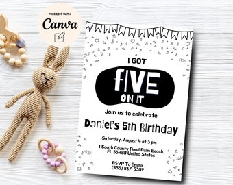Könnte beinhalten: Eine schwarz-weiße Geburtstagseinladung mit dem Text "I GOT FIVE ON IT" und Details zum 5. Geburtstag von Daniel. Die Einladung ist mit Konfetti und einem Banner verziert. Ein Häschen aus Häkelarbeit und Holzspielzeug sind im Hintergrund.