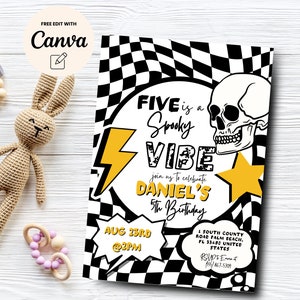 K&ouml;nnte beinhalten: Schwarz-wei&szlig; karierter Hintergrund mit einem gelben Blitz, einem Sch&auml;del und einem Stern. Der Text "FIVE is a Spooky VIBE" ist in Schwarzwei&szlig; mit gelber Umrandung. Der Text "join us to celebrate DANIEL'S 5th Birthday" ist in Schwarzwei&szlig; mit gelber Umrandung. Der Text "AUG 23RD @2PM" ist in Schwarzwei&szlig; mit gelber Umrandung. Der Text "1 SOUTH COUNTY ROAD PALM BEACH, FL 33480 UNITED STATES" ist in Schwarzwei&szlig; mit gelber Umrandung. Der Text "RSVP Emma at 467-5305" ist in Schwarzwei&szlig; mit gelber Umrandung.