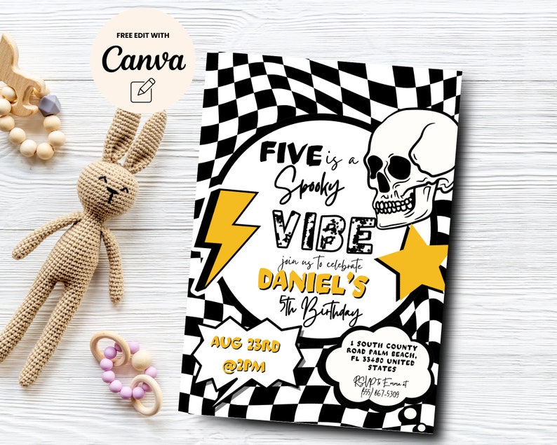K&ouml;nnte beinhalten: Schwarz-wei&szlig; karierter Hintergrund mit einem gelben Blitz, einem Sch&auml;del und einem Stern. Der Text "FIVE is a Spooky VIBE" ist in Schwarzwei&szlig; mit gelber Umrandung. Der Text "join us to celebrate DANIEL'S 5th Birthday" ist in Schwarzwei&szlig; mit gelber Umrandung. Der Text "AUG 23RD @2PM" ist in Schwarzwei&szlig; mit gelber Umrandung. Der Text "1 SOUTH COUNTY ROAD PALM BEACH, FL 33480 UNITED STATES" ist in Schwarzwei&szlig; mit gelber Umrandung. Der Text "RSVP Emma at 467-5305" ist in Schwarzwei&szlig; mit gelber Umrandung.