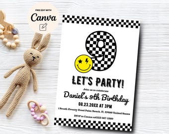 Puede incluir: Una invitación a una fiesta de cumpleaños a cuadros en blanco y negro con una carita sonriente amarilla y el texto "Let's Party!"  Únete a nosotros para celebrar el cumpleaños número 9 de Daniel 08.23.20XX A LAS 3 PM 1 South County Road Palm Beach, FL 33480 Estados Unidos RSVP a Emma al (555) 867-5309
