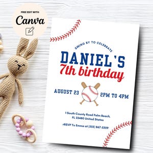 Puede incluir: Invitación a una fiesta de cumpleaños con temática de béisbol en colores rojo, blanco y azul. La invitación dice "Swing by to celebrate Daniel's 7th birthday" con un gráfico de béisbol y la fecha y hora de la fiesta. La invitación también incluye la dirección y la información de RSVP.
