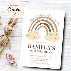 Peut inclure: Une carte d'invitation blanche avec un motif arc-en-ciel dans des tons bruns et beiges. Le texte "Daniela is on cloud nine" est écrit en cursive. L'invitation est pour le 9ème anniversaire de Daniela. La date, l'heure et le lieu sont indiqués sur la carte.