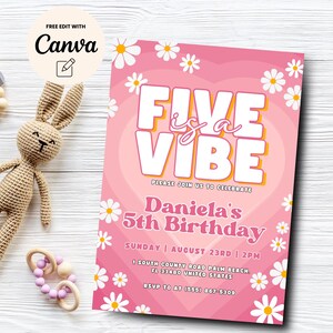 Op de afbeelding: Een roze verjaardagsuitnodiging met witte madeliefjes en de tekst "Five is a Vibe" in een retro lettertype. De uitnodiging is voor Daniela's 5e verjaardagspartij op 23 augustus om 14:00 uur. Het adres en de RSVP-informatie zijn inbegrepen.
