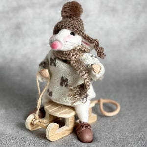 Figura de ratón blanco de fieltro: Ratón coleccionable de invierno, vestido, sobre un trineo.
