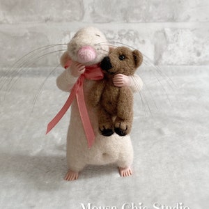 Ratón de fieltro con osito de peluche: Figura coleccionable de lana merino hecha a mano