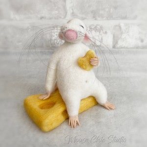 Figura de ratón de fieltro: juguete coleccionable de lana con queso