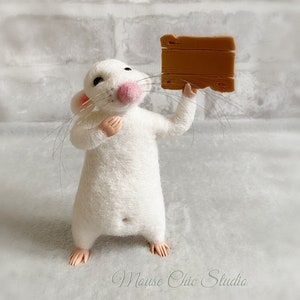 Ratón de lana de fieltro con tablero de mensajes: Figura coleccionable
