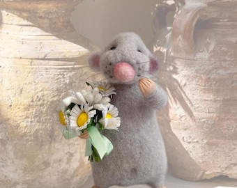 Muisje van vilt met bloemen – wollen beeldje, verzamelbaar kunstcadeau voor haar, voor haar verjaardag.