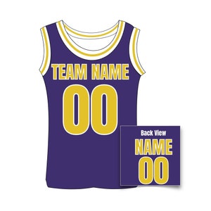 Puede incluir: Camiseta de baloncesto morada con ribetes y letras doradas. La parte delantera muestra "TEAM NAME" encima del n&uacute;mero "00". Un cuadrado m&aacute;s peque&ntilde;o muestra la vista trasera con "NAME" y "00".