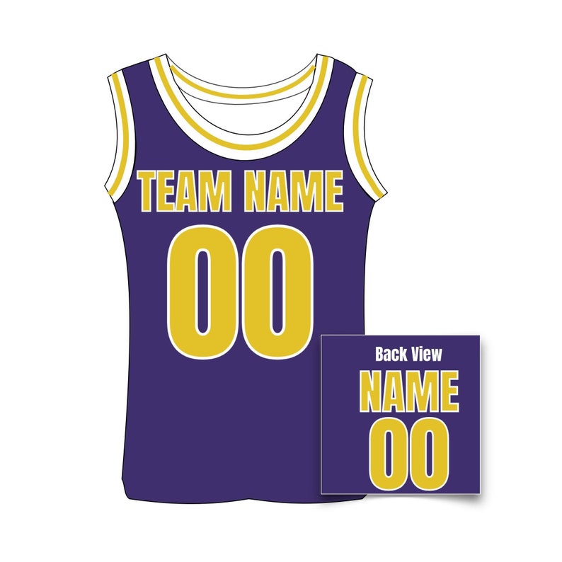 Puede incluir: Camiseta de baloncesto morada con ribetes y letras doradas. La parte delantera muestra "TEAM NAME" encima del n&uacute;mero "00". Un cuadrado m&aacute;s peque&ntilde;o muestra la vista trasera con "NAME" y "00".