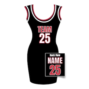 Puede incluir: Vestido deportivo negro con detalles rojos y blancos. El frente muestra "TEAM 25". Un peque&ntilde;o gr&aacute;fico rectangular en la parte posterior muestra "Back View" y "NAME 25". El vestido tiene cuello redondo y dise&ntilde;o sin mangas.