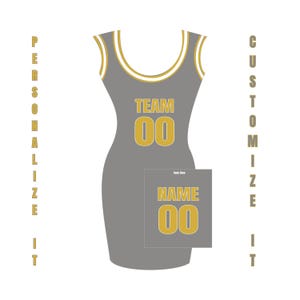 Puede incluir: Un dise&ntilde;o de vestido deportivo gris con detalles dorados y el texto "TEAM 00". Un gr&aacute;fico m&aacute;s peque&ntilde;o muestra la vista trasera con "NAME 00". Las palabras "PERSONAL&Iacute;ZALO" y "PERSONAL&Iacute;ZALO" est&aacute;n escritas verticalmente a cada lado.