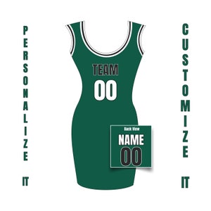 Puede incluir: Un vestido deportivo verde con el texto "TEAM" y el n&uacute;mero "00" en la parte delantera. La vista trasera muestra el texto "NAME" y el n&uacute;mero "00". Las palabras "PERSONAL&Iacute;ZALO" y "PERSONAL&Iacute;ZALO" est&aacute;n en los lados.