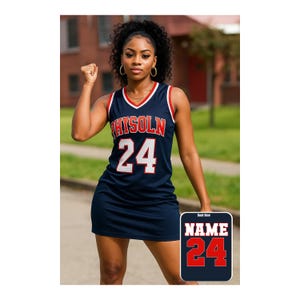 Puede incluir: Un vestido de jersey de baloncesto azul marino con detalles en blanco y rojo. La camiseta presenta la palabra "HISOLN" y el n&uacute;mero "24" en blanco. Un peque&ntilde;o gr&aacute;fico en la parte inferior derecha muestra la vista trasera con la palabra "NAME" y el n&uacute;mero "24".