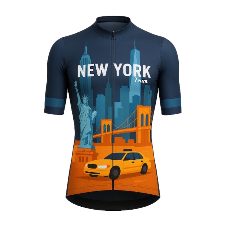 Może przedstawiać: Granatowa koszulka kolarska z motywem Nowego Jorku. Koszulka przedstawia napis "NEW YORK TEAM" nad ilustracją Statuy Wolności, ż&oacute;łtej taks&oacute;wki i panoramą miasta. Rękawy mają niebieskie paski.