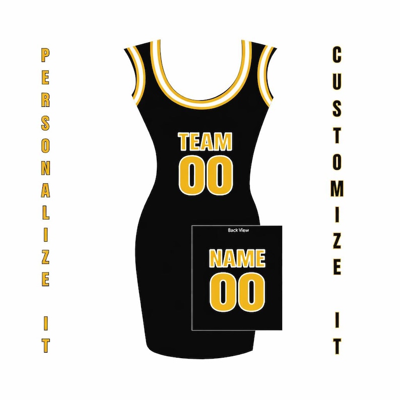 Puede incluir: Vestido negro con ribete dorado y el texto "TEAM 00" en la parte delantera. Una imagen m&aacute;s peque&ntilde;a muestra la vista trasera con "NAME 00". Las palabras "PERSONAL&Iacute;ZALO" y "PERSONAL&Iacute;ZALO" est&aacute;n impresas verticalmente a ambos lados del vestido.