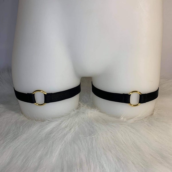 Leg Garter with Round Metal Shape