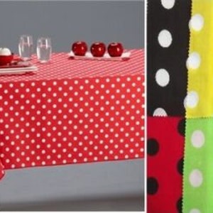 Puede incluir: Mantel rojo con lunares blancos. Una variedad de telas con lunares blancos sobre diferentes fondos de colores.