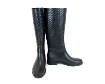 100% Waterproof Natural Soft Rubber Slip On Riding Boot - Knee High Mud Boots - Luxury Rain Wear - Black Woven Texture