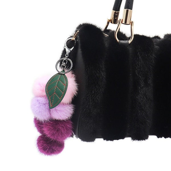 Pompon en fourrure de vison raisin avec porte-clés en forme de feuille - Boule de fourrure duveteuse colorée - Porte-clés duveteux - Charm de sac de luxe d'été fruit - Multi violet