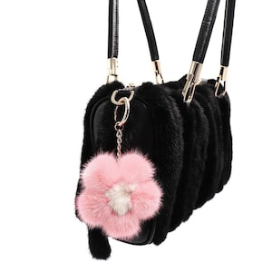 Großer Nerz Pelz Schlüsselanhänger - Süßer Plüsch Pink Blumen Taschenanhänger - Flower Power Schlüsselanhänger - Flauschiger Sensorischer Schlüsselanhänger - Rosa und Weiß