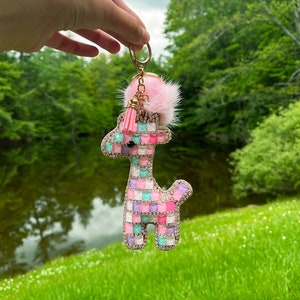 Giraffen-Schlüsselanhänger mit Bommel aus echtem Nerzfell – glitzernder Luxus-Taschenanhänger – süßer und stilvoller Pompon-Anhänger für Zootiere – Bling Pink