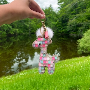 Giraffen-Schlüsselanhänger mit Bommel aus echtem Nerzfell – glitzernder, luxuriöser Taschenanhänger – süßer und stilvoller Pompom-Anhänger für Zootiere – glitzerndes Weiß
