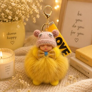 Fuchs Pelz Baby Schlüsselanhänger w / Googly Augen und Fliege - Pom Pom Taschenanhänger - Baby Doll Liebe Schlüsselring - Silber Ring Flauschigen Fellbällchen - Gelb