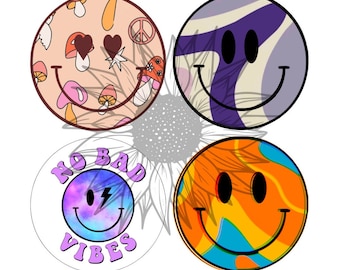 Puede incluir: Cuatro pegatinas de caritas sonrientes de colores con diferentes diseños. Una pegatina tiene un fondo rosa con setas y corazones. Otra pegatina tiene un diseño de remolino morado y blanco. La tercera pegatina tiene un diseño de remolino azul y naranja. La última pegatina tiene un diseño de galaxia azul y morado con el texto "No Bad Vibes".