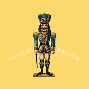Könnte beinhalten: Ein antiker Nussknacker aus Holz mit einer blauen und goldenen Uniform, einem rot-weiß gestreiften Band und einem schwarzen Schnurrbart. Der Nussknacker hält ein Schwert in seiner rechten Hand und trägt eine Krone auf dem Kopf.