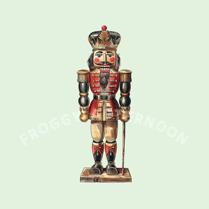 Könnte beinhalten: Ein traditionelles Nussknacker-Spielzeug aus Holz mit einer rot-goldenen Uniform, schwarzen Stiefeln und einer schwarzen Krone. Der Nussknacker hält einen Stab und hat ein bemaltes Gesicht mit einem Schnurrbart und Bart.