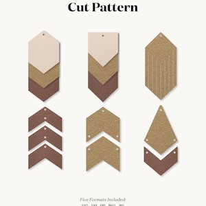 Op de afbeelding: Zes verschillende uitsnijpatronen voor knutselprojecten. De patronen zijn in bruin, beige en roze. De patronen omvatten een chevron, een driehoek en een rechthoek. De tekst "Five Formats Included: SVG DXF EPS PNG JPG" en "DIGITAL TEMPLATES DESIGNED FOR CUT/CRAFT MACHINES OR DIY" bevinden zich onderaan de afbeelding.