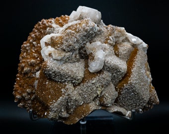 Suikercalciet op oranjekristalkwartsmatrix met acrylstandaard Guangdong