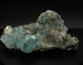 Fluorita tanzanita y calcita amarilla sobre cuarzo cristal Fujian