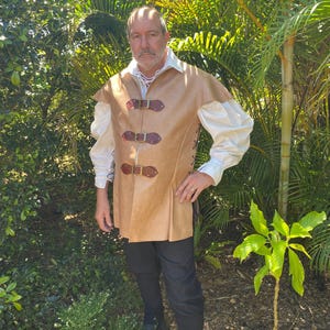 Mittelalterliche Leder Tunika/Jerkin mit geschnürten Seiten und Schnalle vorne