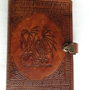 Leather Journal Cover A5 Realizzato individualmente a mano con chiusura - Goffrato con Celtic Dragon