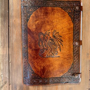 Leather Journal Cover A3 Realizzato a mano individualmente con 3 bottoni a pressione - Goffrato con Dragon
