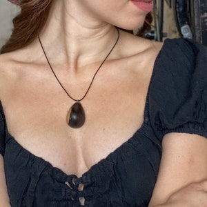 Collana in legno di ebano magico con messaggio d'amore nero. Cose più strane. Collana con chiusura a lettera d'amore. Mini ciondolo a scrigno. Collana da strega. Collana da coppia