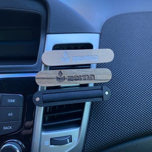 Diffusore di aromi per auto in legno di quercia Bog personalizzato. Deodorante per auto con descrizione personalizzata. Diffusore per auto in legno.