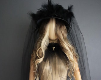 Tocado gótico de plumas hecho a mano con velo: sombrero burlesco