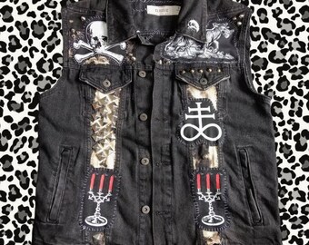 Veste de combat personnalisée faite main, horreur punk, veste en jean satanique en croûte de métaux lourds, cloutée et patchée avec des patchs sérigraphiés personnalisés