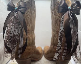 Kokardy do butów westernowych: brązowe wstążki i koronkowe dodatki do butów