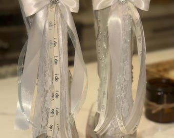 Kokardy do butów ślubnych: biały satyn i koronka, zdobione kryształkami (para)