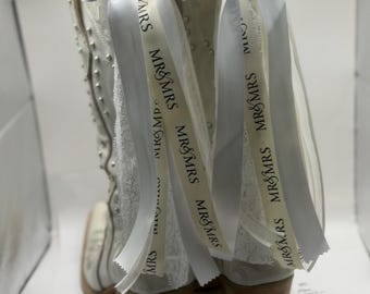 Kokardy do butów ślubnych: biała wstążka, detale od pana i pani (para)