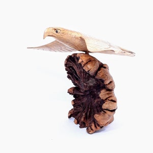 Águia voadora esculpida à mão em madeira parasita, vintage, com 20 cm de altura | Estátua de águia para presente exclusivo, decoração para casa | Presente de Dia dos Namorados para ele ou para ela