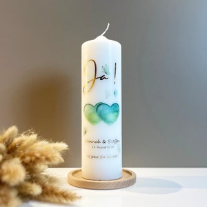 Hochzeitskerze mit grünen Aquarellherzen und Schmetterlingen
