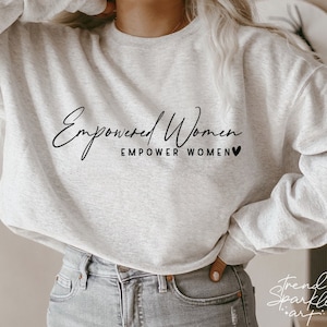 Donne emancipate emancipano le donne in formato SVG, PNG femminista, Empowerment femminile in formato SVG, Citazione sul girl power in formato SVG, Boss Lady in formato SVG, Donna forte e sicura di sé in formato SVG