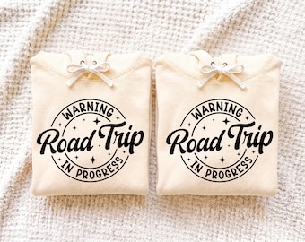 Warnung: Roadtrip im Gange (SVG), Familien-Roadtrip (SVG), Familienurlaub (SVG), Roadtrip mit Freunden (SVG), Roadtrip mit Freundinnen (SVG), Roadtrip-Shirt