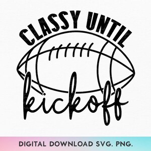 Elegante até o início do jogo SVG, Futebol SVG, Dia do jogo de futebol SVG, Esportes de outono SVG, Camisa de futebol SVG, Clima do dia do jogo SVG, Porta traseira SVG